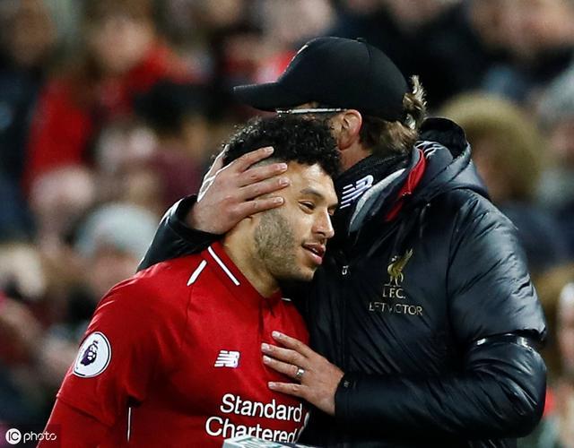 九游体育-萨拉赫在中国队比赛中出色防守，比赛局势复杂引发热议！观众掌声雷动-九游体育